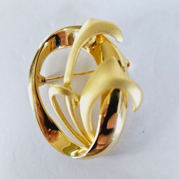 Vintage Signed Tara Fifth Avenue 1960's Gold Tone Satin Matte Lily Pin Brooch - Picture 2 of 7